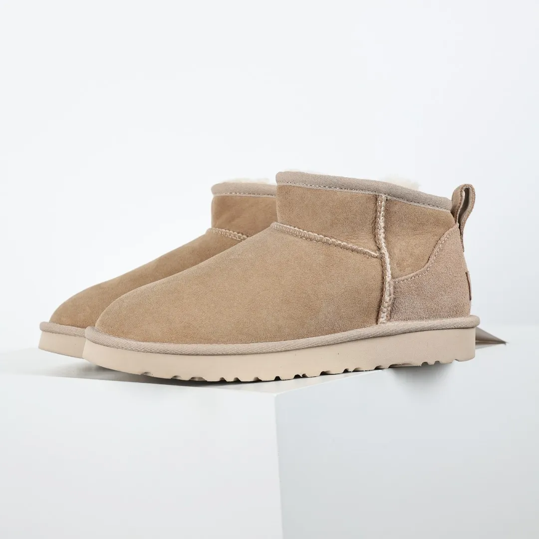 Pick up locally 💰520 Core recommendation Good price It is a very suitable choice for home furnishings. In the new year, uug launched a series of styles, which are partial to the preferences of young consumers and have also moved to the forefront of fashion trends. Shoe body material: water-repellent coated suede upper, 17mm UGGPURE™ implantable wool insole, lightweight non-slip and comfortable rubber outsole, with brand LOGO and trademark. Comes with a full set of packaging. Size: 35 36 37 38 39 40 41 42 43 44